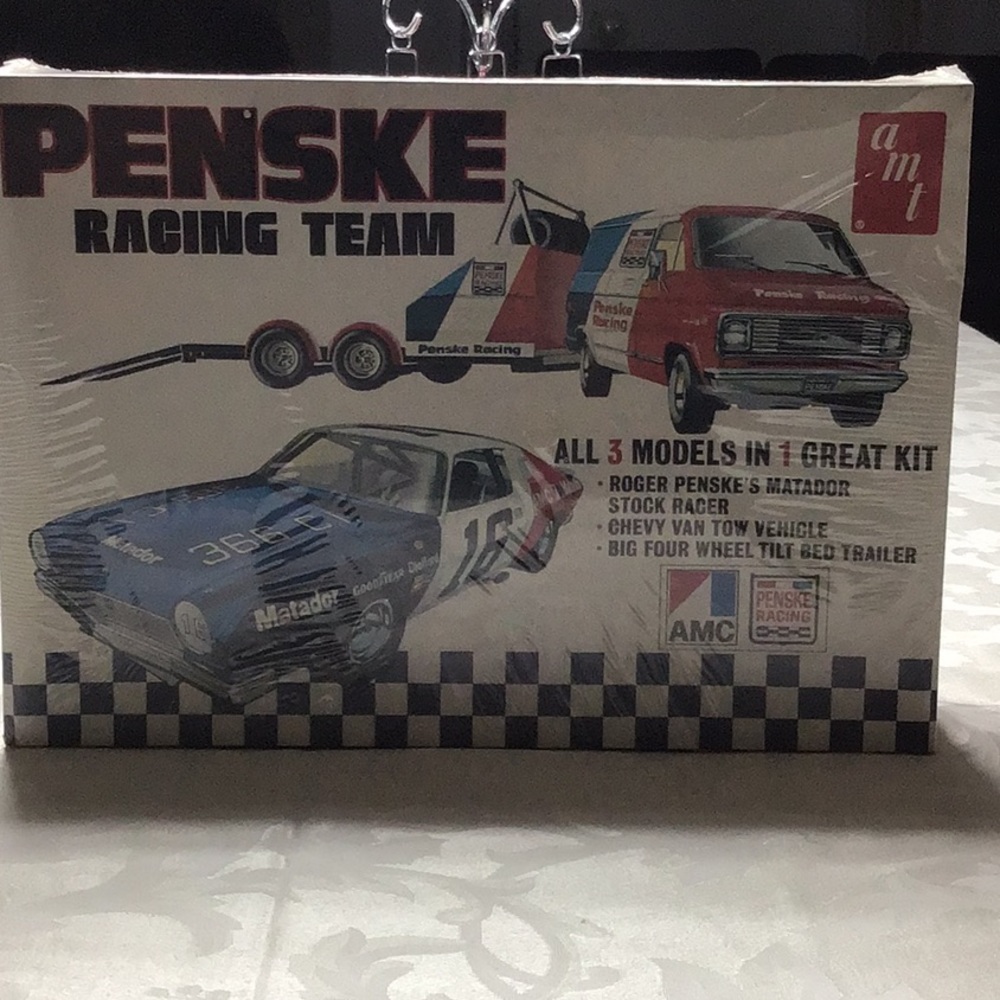 AMT Penske racing team till trailer. van model kit
